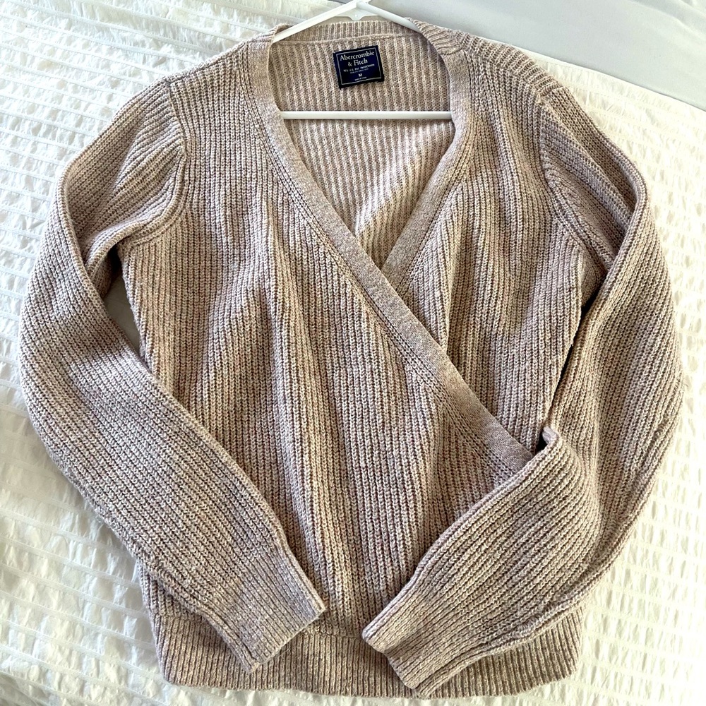 Abercrombie sweater Size: M